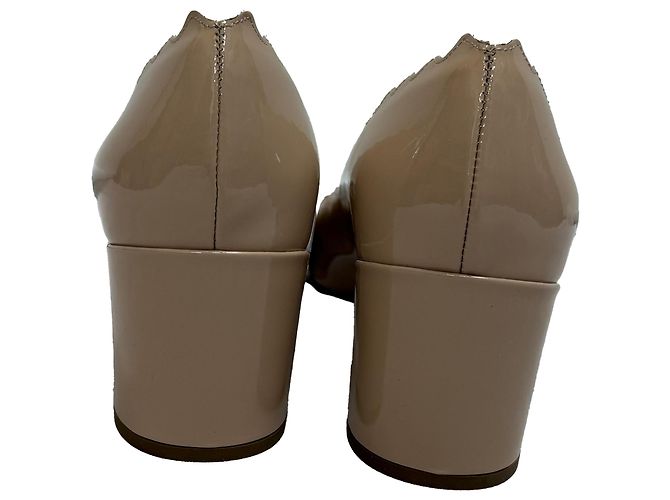 Chloé Lauren Pumps mit gewelltem Rand aus beigem Lackleder - Ansicht 4