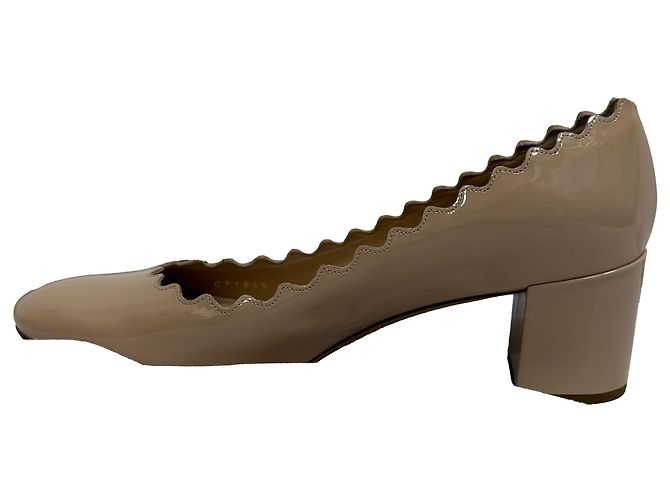 Chloé Lauren Pumps mit gewelltem Rand aus beigem Lackleder - Ansicht 5