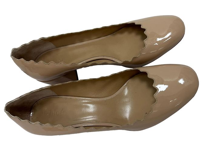 Chloé Lauren Pumps mit gewelltem Rand aus beigem Lackleder - Ansicht 6