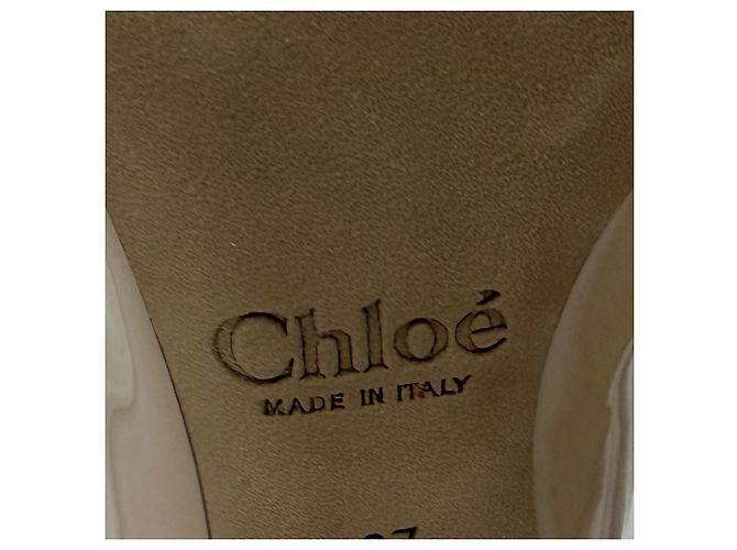 Chloé Lauren Pumps mit gewelltem Rand aus beigem Lackleder - Ansicht 8