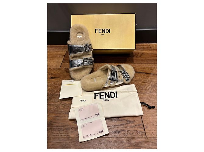 Sandali Fendi in shearling argento beige - vista 10