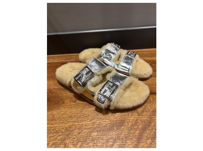 Sandali Fendi in shearling argento beige - vista 11