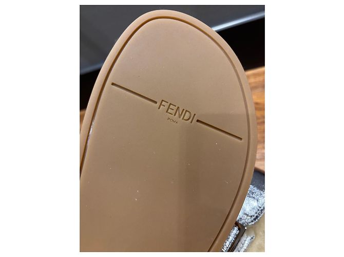 Sandali Fendi in shearling argento beige - vista 3