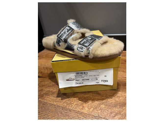Sandali Fendi in shearling argento beige - vista 5