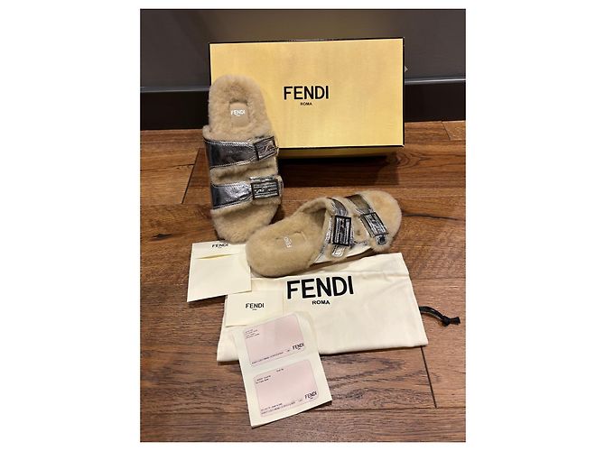 Sandali Fendi in shearling argento beige - vista 6