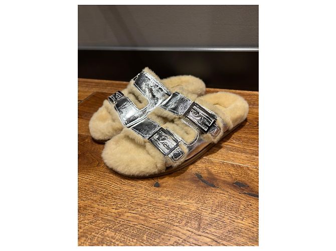 Sandali Fendi in shearling argento beige - vista 9