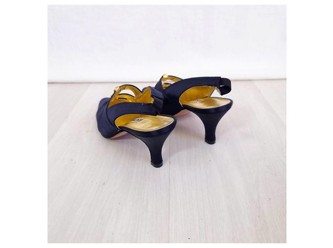 Escada dunkelblaue Satin-Schuhe aus den 80ern - Ansicht 7