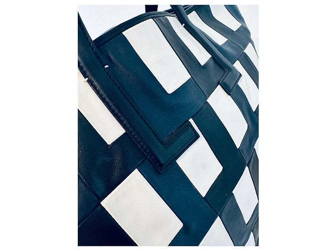 Autre Marque Lacoste Sfilata Borsa Tote in Pelle Nera e Bianca Nero Bianco - vista 5
