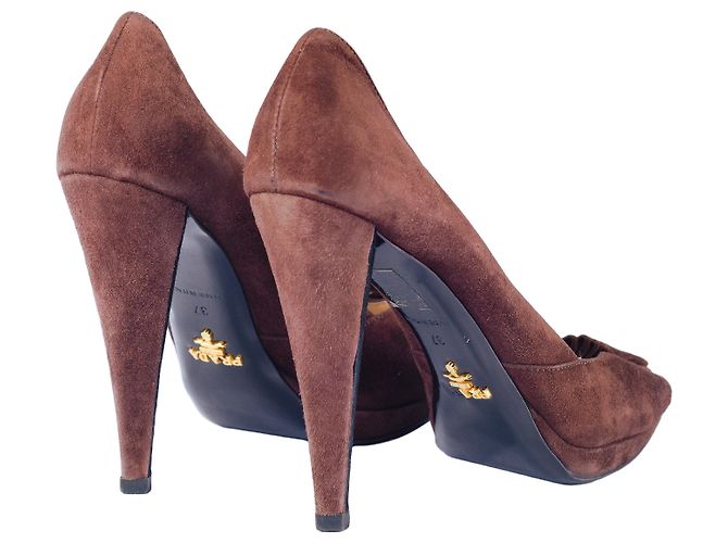 Pumps in suede con decorazione a volant Prada Marrone - vista 3