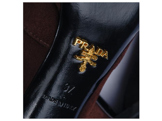 Pumps in suede con decorazione a volant Prada Marrone - vista 7