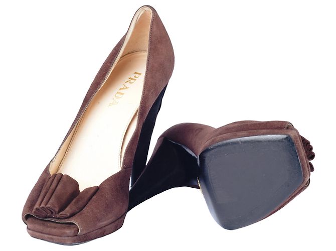 Pumps in suede con decorazione a volant Prada Marrone - vista 8
