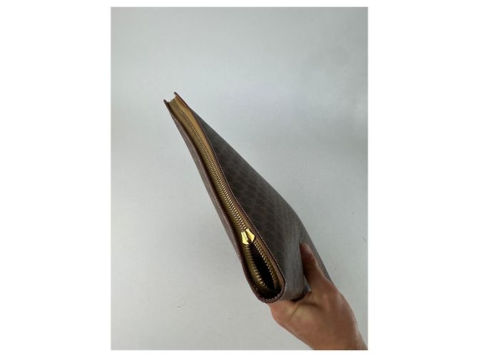 Céline Clutch in pelle monogramma Triomphe vintage di Celine Paris marrone - vista 12