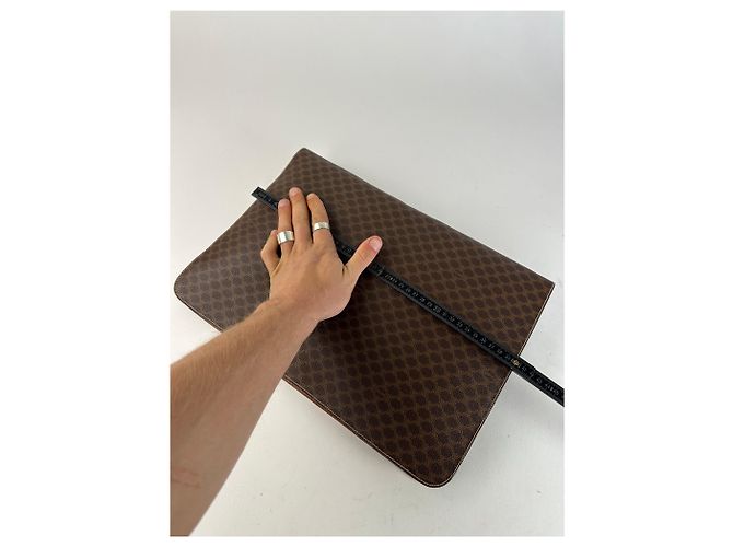 Céline Clutch in pelle monogramma Triomphe vintage di Celine Paris marrone - vista 9