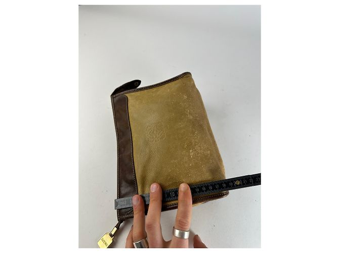 Clutch Anagram in pelle scamosciata cammello Loewe vintage Marrone - vista 10