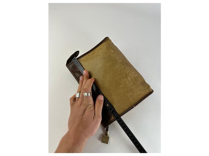 Clutch Anagram in pelle scamosciata cammello Loewe vintage Marrone - vista 9