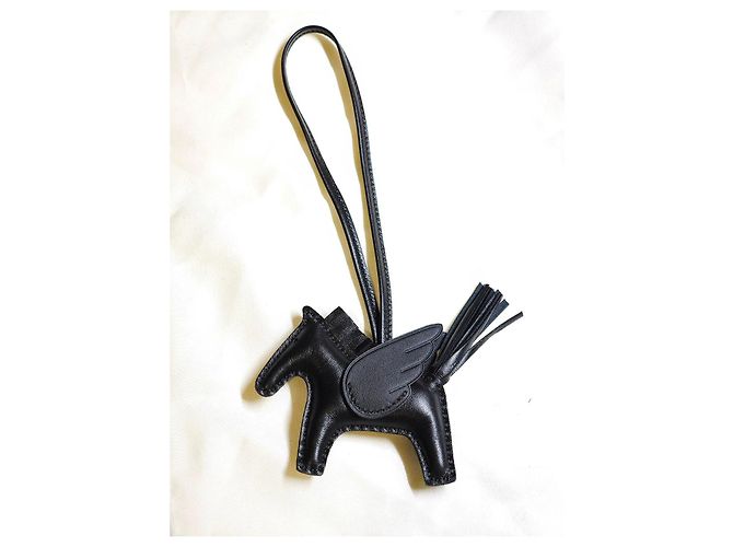 Charm Pegasus Hermès en cuero negro - vista 2