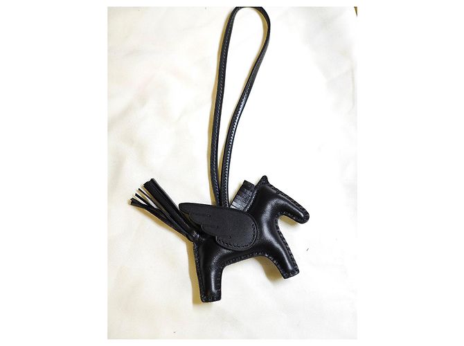 Charm Pegasus Hermès en cuero negro - vista 3