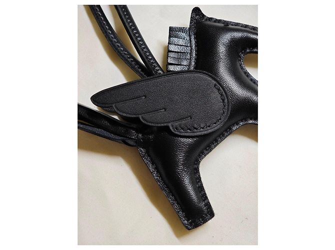 Charm Pegasus Hermès en cuero negro - vista 7