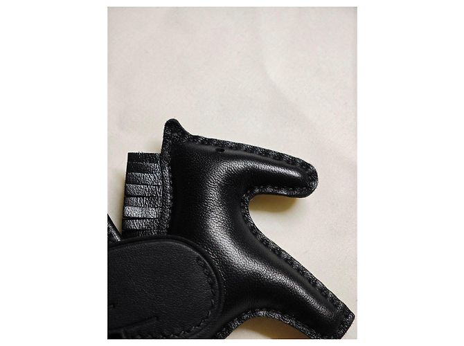 Charm Pegasus Hermès en cuero negro - vista 8