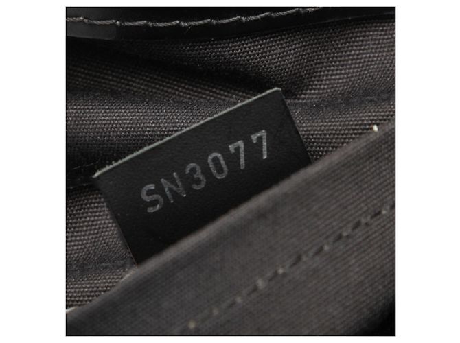Louis Vuitton Passy GM in Epi Nero - vista 6