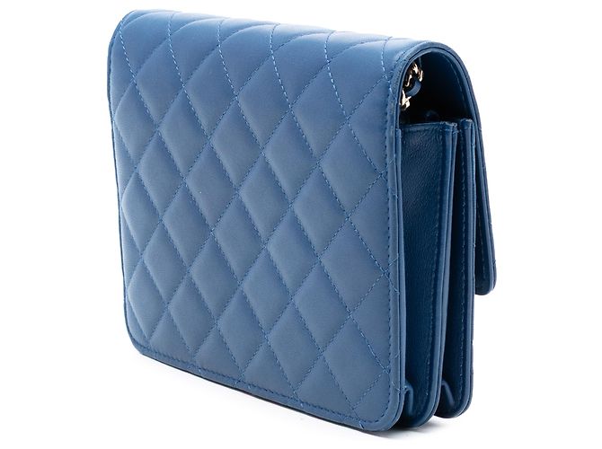 Wallet On Chain Carteira de couro de cordeiro matelassada azul CC quadrada da Chanel com corrente - vista 2