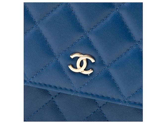 Wallet On Chain Carteira de couro de cordeiro matelassada azul CC quadrada da Chanel com corrente - vista 5