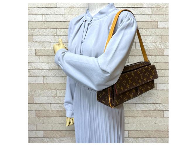 Borsa a Spalla Monogram Vivacite MM di Louis Vuitton Marrone - vista 2
