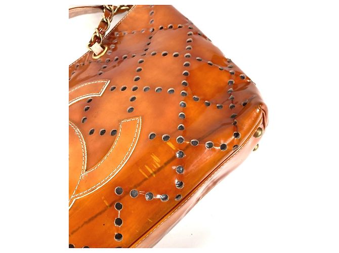 Borsa a spalla in smalto rosa con logo CC Coco di Chanel - vista 10