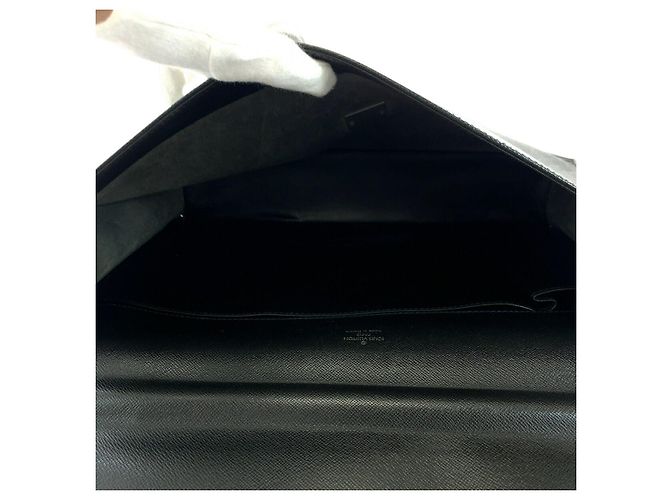 Borsa Louis Vuitton Taiga Angara Nero - vista 9