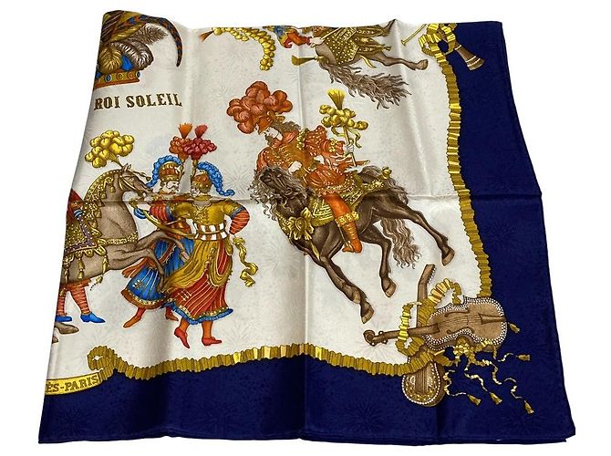 Hermès LES FETES DEL RE SOLE 90 Sciarpa in Seta Blu - vista 4