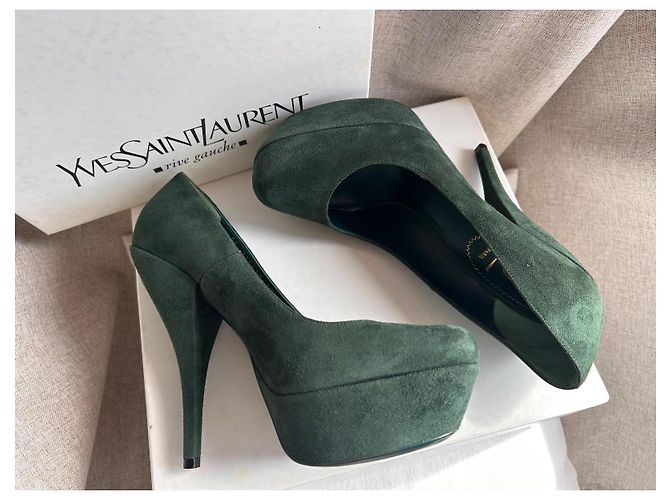 Yves Saint Laurent – Escarpins "Lucy 105" en Daim Vert Forêt - vue 12