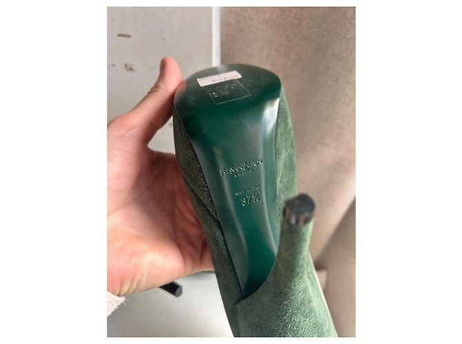 Yves Saint Laurent – Escarpins "Lucy 105" en Daim Vert Forêt - vue 13