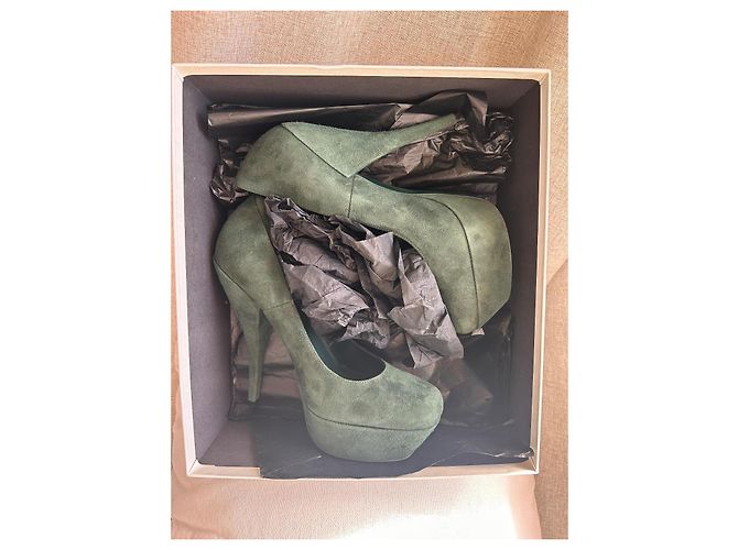 Yves Saint Laurent – Escarpins "Lucy 105" en Daim Vert Forêt - vue 14