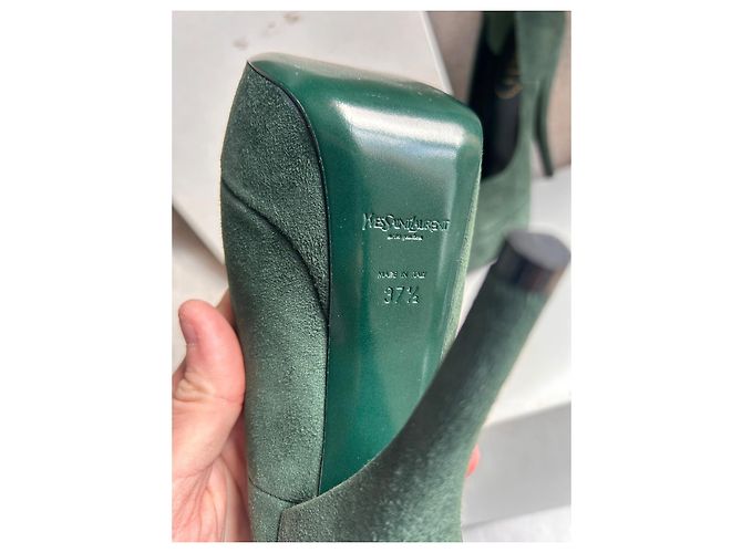 Yves Saint Laurent – Escarpins "Lucy 105" en Daim Vert Forêt - vue 9