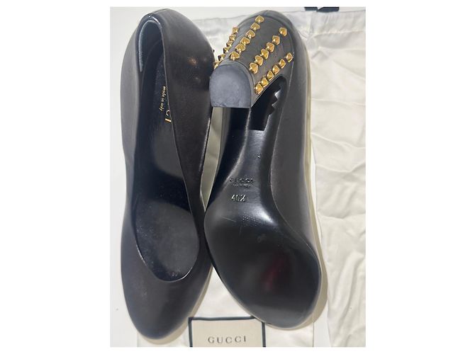 Scarpe con tacco Gucci in pelle nera con borchie dorate - vista 3