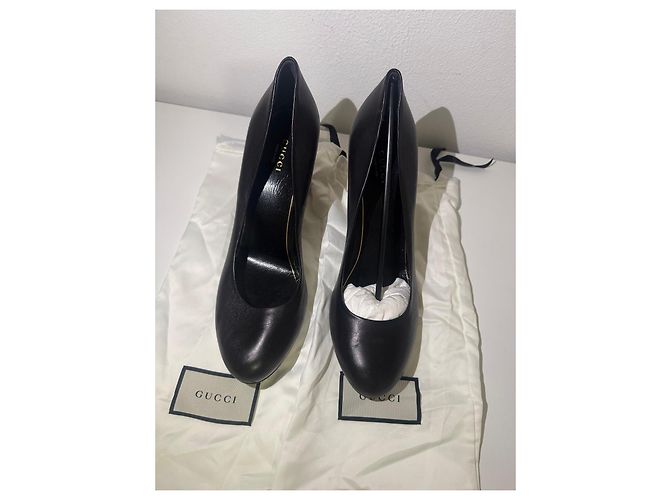 Scarpe con tacco Gucci in pelle nera con borchie dorate - vista 5