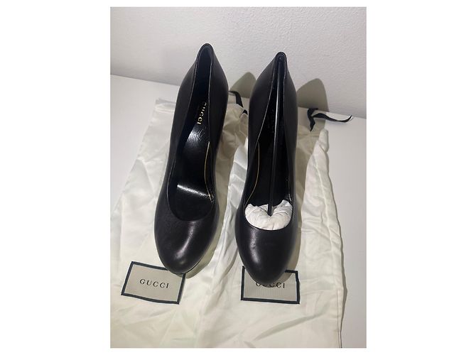 Scarpe con tacco Gucci in pelle nera con borchie dorate - vista 6