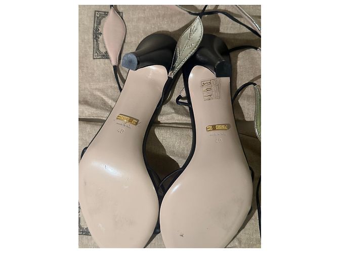 Sandali con tacco Gucci in pelle nera e oro Nero D'oro - vista 2