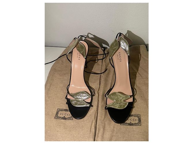 Sandali con tacco Gucci in pelle nera e oro Nero D'oro - vista 4