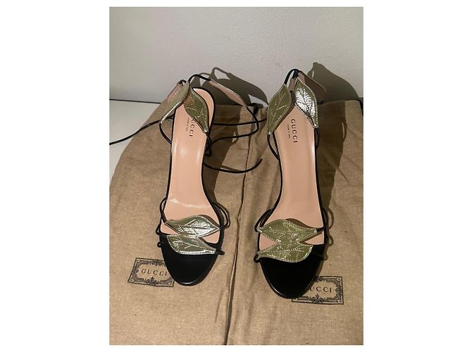 Sandali con tacco Gucci in pelle nera e oro Nero D'oro - vista 7