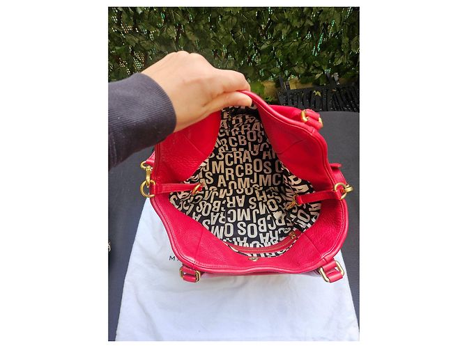 Marc by Marc Jacobs Sac Marc Jacobs en cuir grainé rouge - Excellent état ! - vue 16