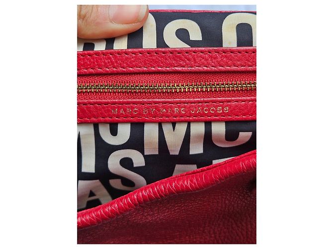 Marc by Marc Jacobs Sac Marc Jacobs en cuir grainé rouge - Excellent état ! - vue 19