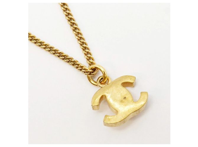 Timeless Collar Turnlock de Chanel Dorado - vista 2