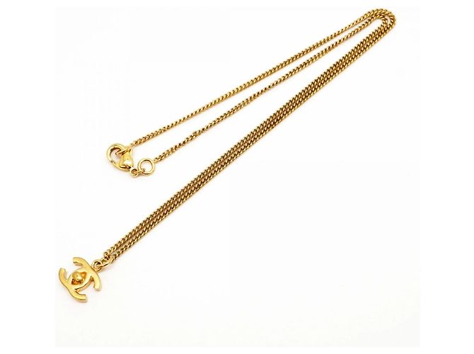 Timeless Collar Turnlock de Chanel Dorado - vista 3