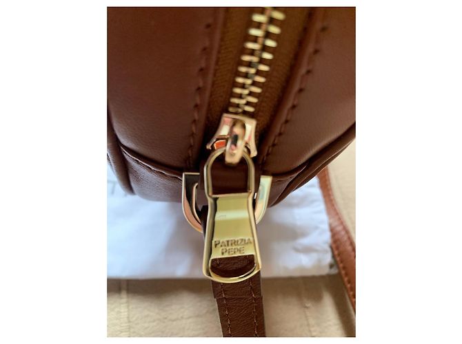 Borsa a tracolla rotonda in pelle marrone Patrizia Pepe - vista 4