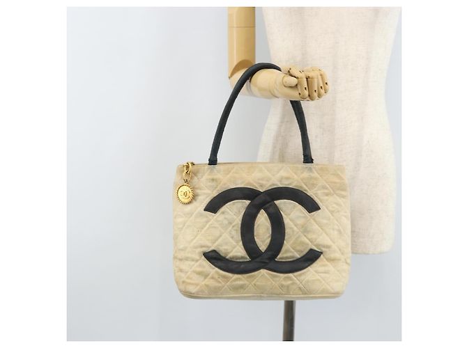 Borsa tote standard CHANEL in tela beige con CC dorato Auth BSZ077 D'oro - vista 25
