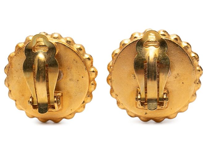 Orecchini a clip in oro placcato e smalto CC dorato di Chanel - vista 2