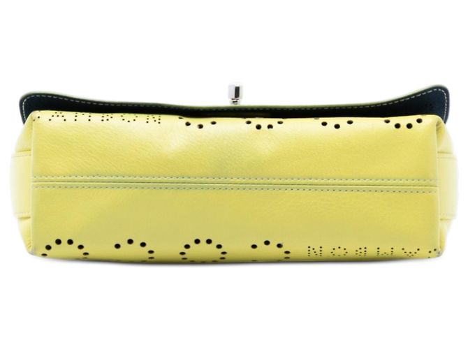 Chanel Flap in Pelle di Vitello Gialla Perforata con Logo e Occhielli Giallo - vista 3