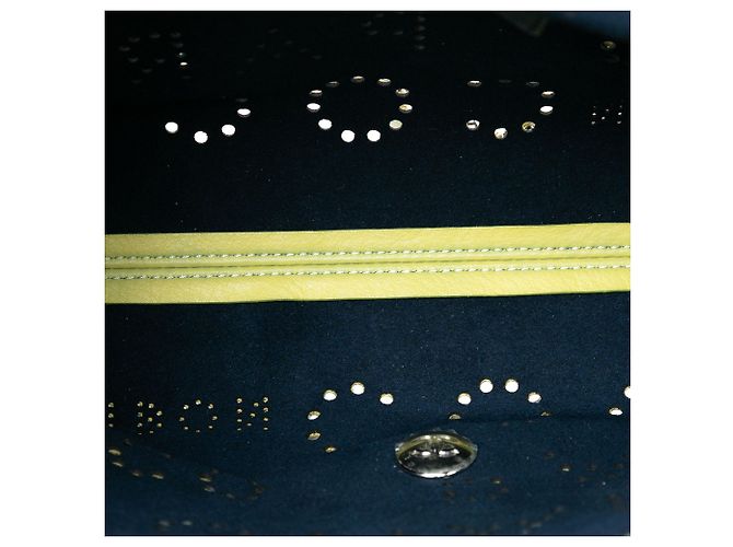 Chanel Flap in Pelle di Vitello Gialla Perforata con Logo e Occhielli Giallo - vista 4