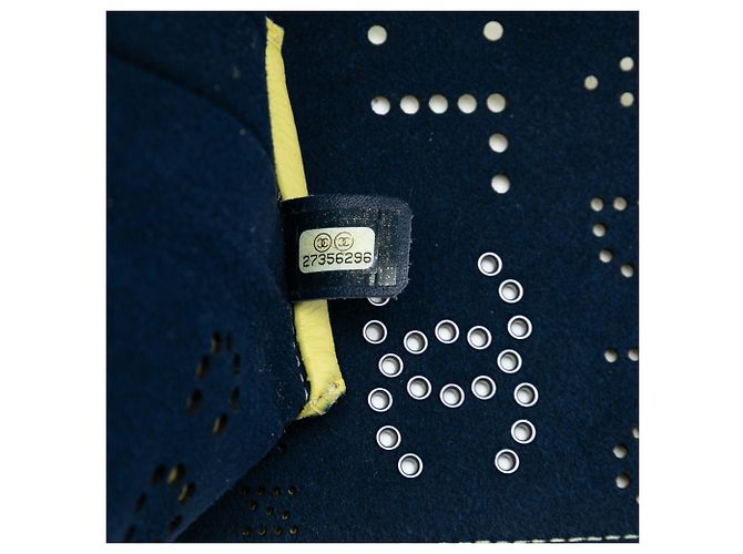 Chanel Flap in Pelle di Vitello Gialla Perforata con Logo e Occhielli Giallo - vista 5